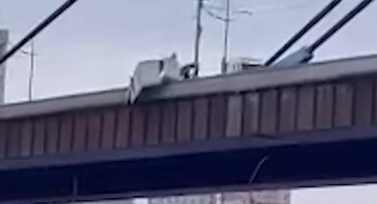 У Києві на Північному мосту з автомобіля випав гараж у воду