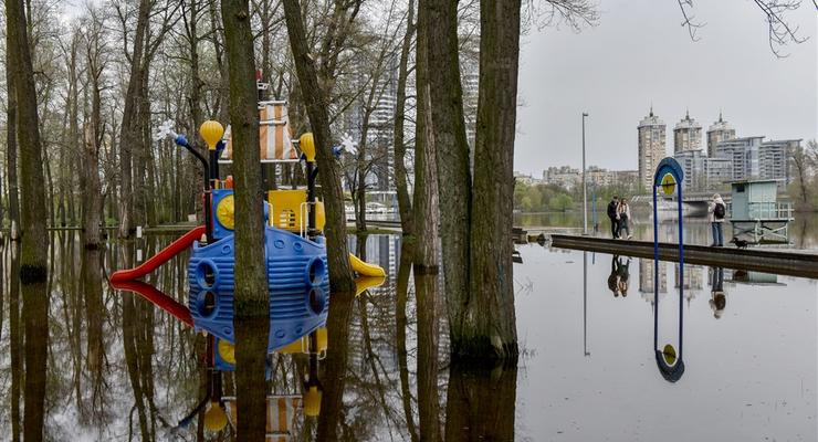 В Киеве поднялся уровень воды: сколько осталось до критического уровня