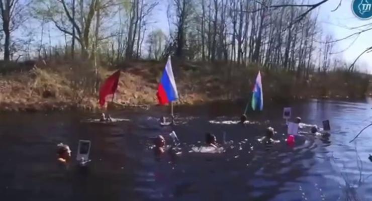 Россияне провели акцию Бессмертный полк в воде