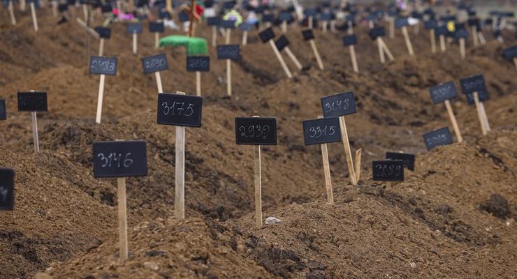 Зростає смертність: у Маріуполі помітно збільшилися кладовища