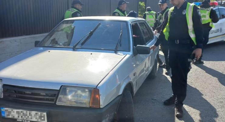 Во Львовской области мужчина на краденом авто сбил полицейского