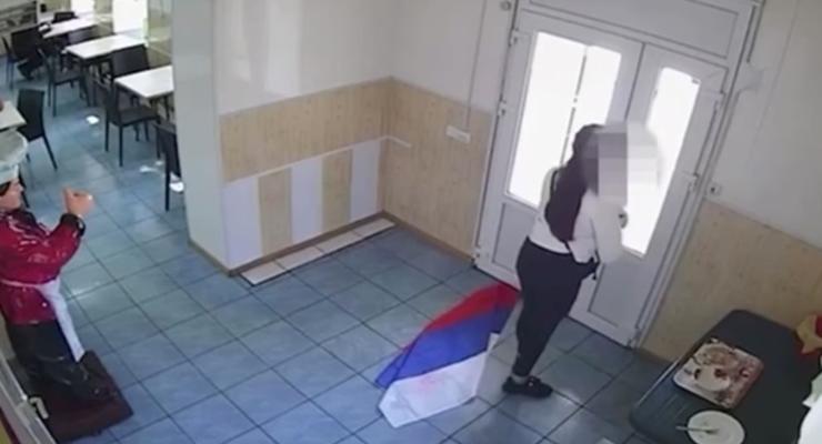 В Мелитополе будут "судить" девушку, сорвавшую флаг РФ в кафе - мэр
