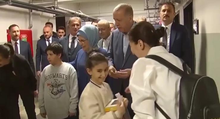 Эрдоган раздавал детям деньги на избирательном участке