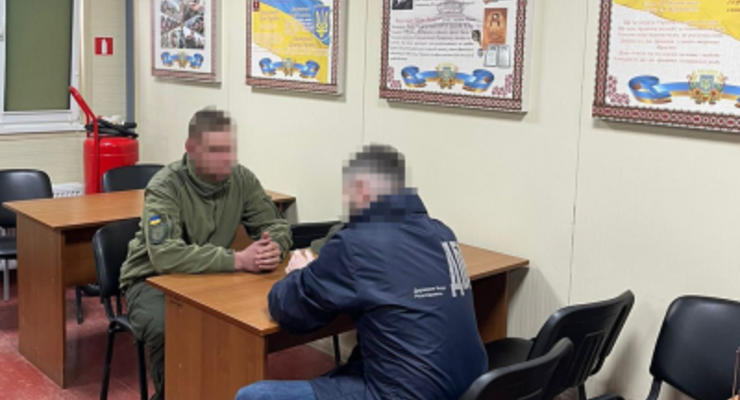 Офіцеру, який побив строковика в Івано-Франківську загрожує до 12 років в'язниці - ДБР