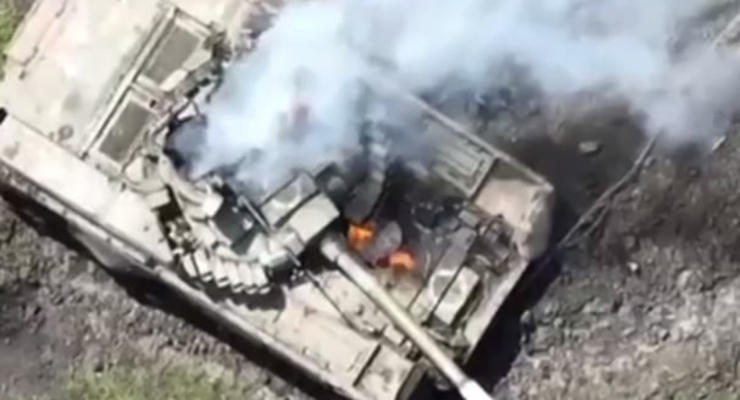 Окупанти почали тікати: десантники показали знищення ворожого танка