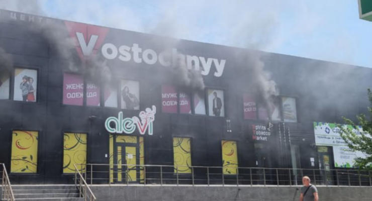 В оккупированном Мариуполе горит торговый центр: фото, видео