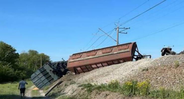 В Крыму произошел взрыв на железной дороге: с рельсов сошли вагоны
