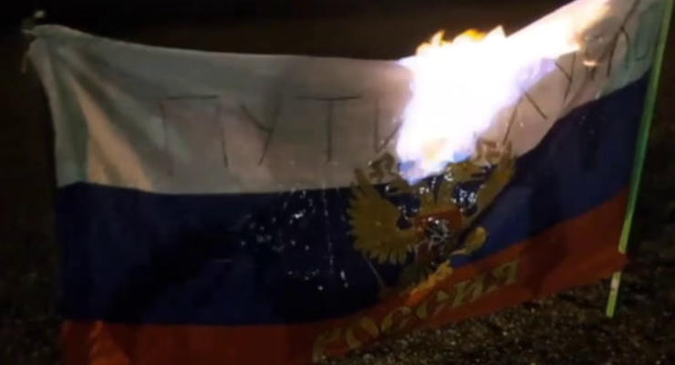 В Мариуполе на пляже сожгли российский флаг