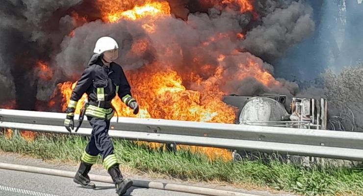 Вибухнув бензовоз: на трасі біля Києва масштабна пожежа