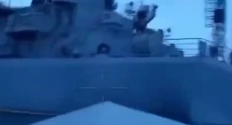 У соцмережах з'явилося відео атаки дрона на корабель РФ “Іван Хурс”