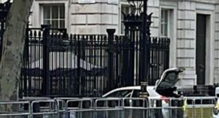 В ворота резиденции премьера Британии въехал автомобиль