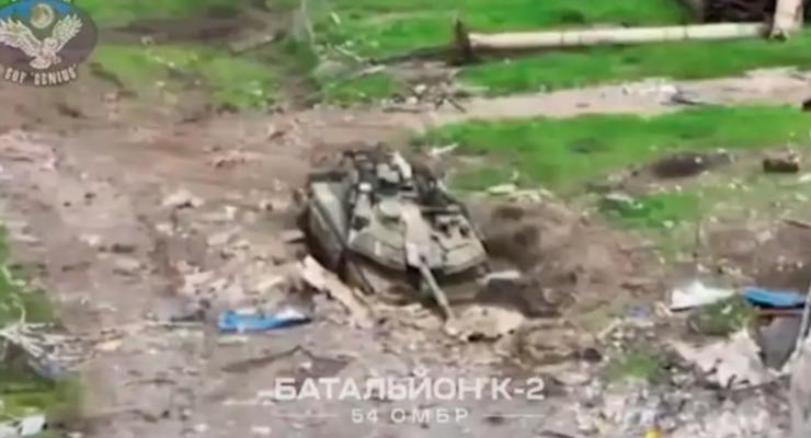 ВСУ с воздуха уничтожили самый дорогой российский танк