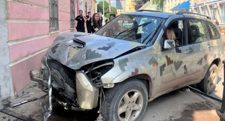 Во Львове нетрезвая женщина сбила полицейскую на тротуаре