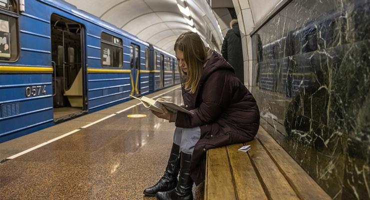В киевском метро под поезд попала женщина: закрыты три станции