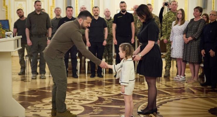 Президент посмертно наградил погибших на войне Героев Украины