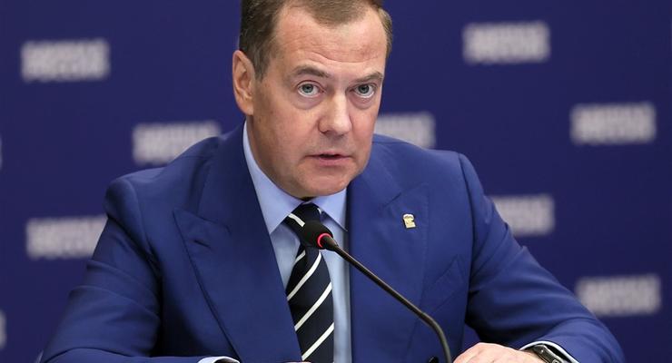 Данилов призвал передать Медведеву смирительную рубашку