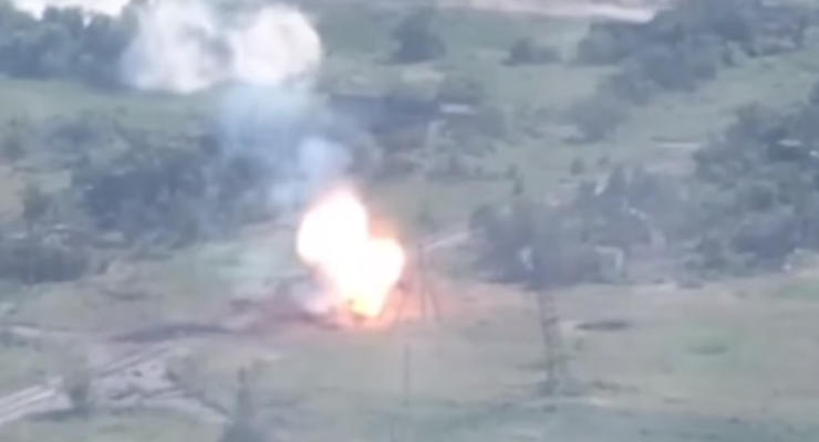 Вспыхнул за секунды: ВСУ показали уничтожение еще одного российского танка