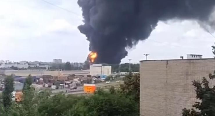 В Воронеже взрывы, горит нефтебаза, сбит вертолет - соцсети