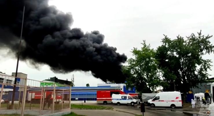 В российском городе загорелась фура и несколько гаражей, есть пострадавший