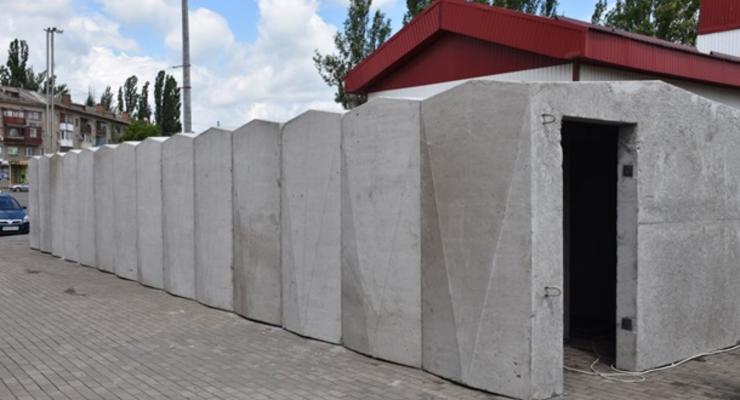 В Краматорске устанавливают бетонные укрытия