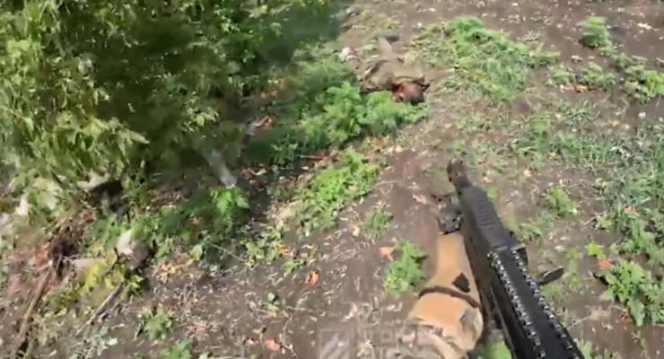 Оккупант хотел взорвать гранатой себя и бойца ВСУ (видео 18+)