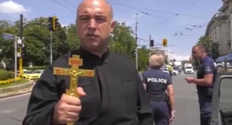 В Софии политик переоделся "священником" и набросился на кортеж Зеленского