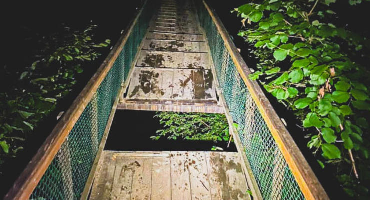 На Закарпатье обвалился мост с туристами: есть погибшая и пострадавшие