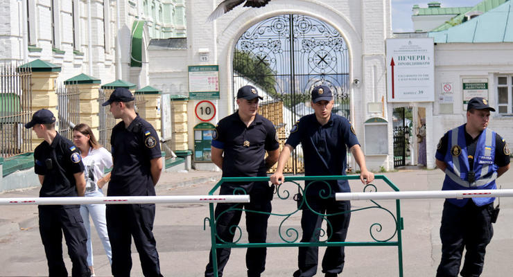 Полиция закрыла центральный вход в Нижнюю лавру: в УПЦ МП заявили о "штурме" корпусов