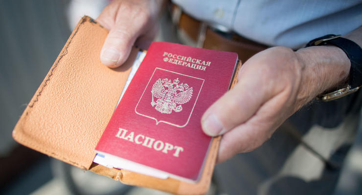 Написал в паспорте "Слава Украине": пограничники остановили россиянина на Киевщине