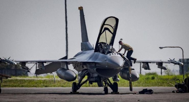 Украинские пилоты осваивают F-16 в двух странах