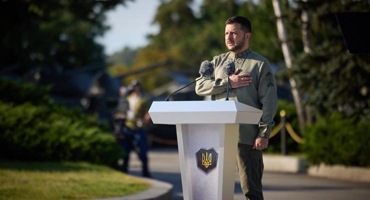 Зеленский принял участие в церемонии поднятия особого флага в Киеве