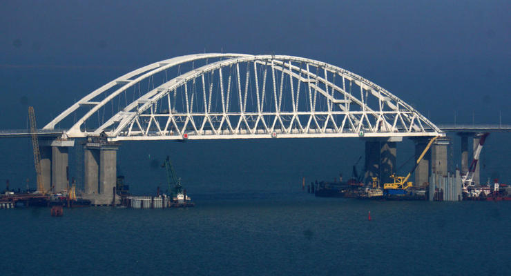 Окупанти поставили баржі біля Кримського мосту для захисту від українських дронів