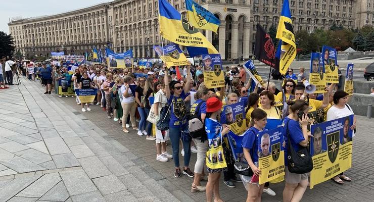 Родственники пленных и пропавших без вести вышли на мирную акцию в центре Киева