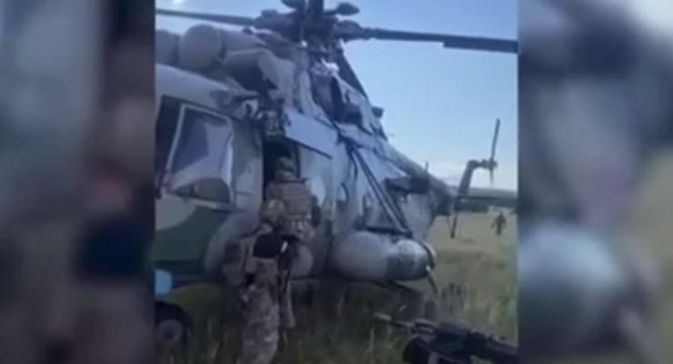Появились кадры похищения вертолета РФ