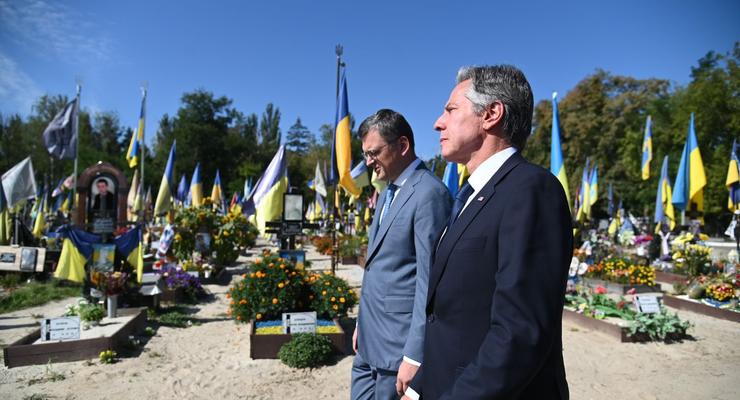 Блинкен с Кулебой почтили память погибших воинов на Берковецком кладбище