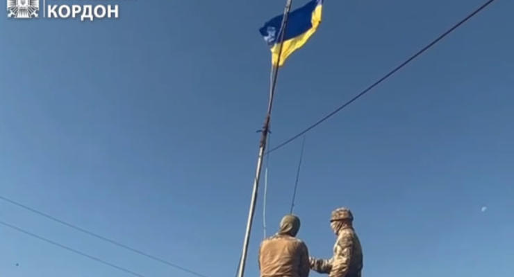 Пограничники подняли флаг Украины в двух населенных пунктах Харьковщины