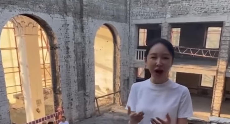 Китаянка в Мариуполе спела "Катюшу" на руинах драмтеатра: в МИД отреагировали