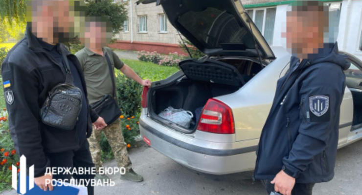ГБР в Ровно разоблачили "дилера", который поставлял руководителю ТЦК наркотики