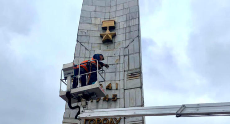 В центре Киева демонтировали советский обелиск