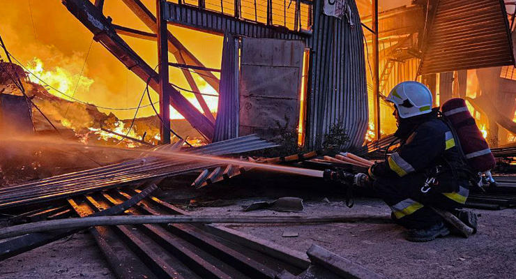 Росія вночі атакувала Львівщину “Шахедами”: рятувальники досі гасять пожежу