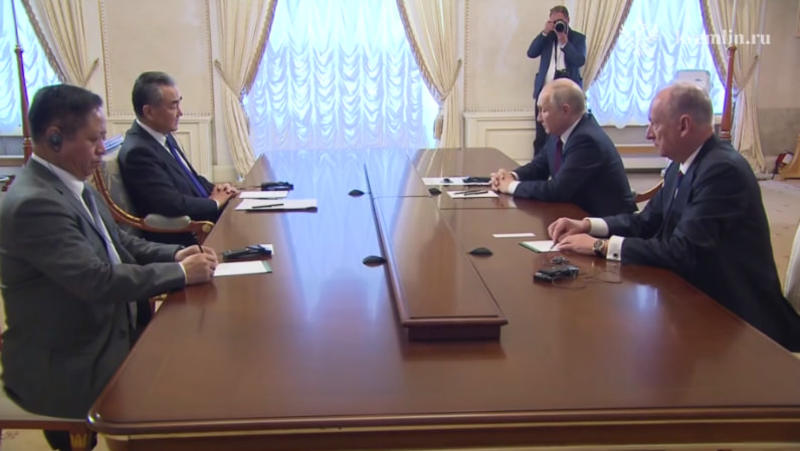 Владимир Путин встретился с министром иностранных дел КНР Ван И (скриншот) / Telegram