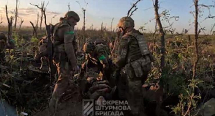 Українські військові показали, як евакуювали пораненого під Бахмутом