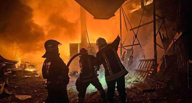 Ночью на Киевщине горело производственно-складское помещение (фото)