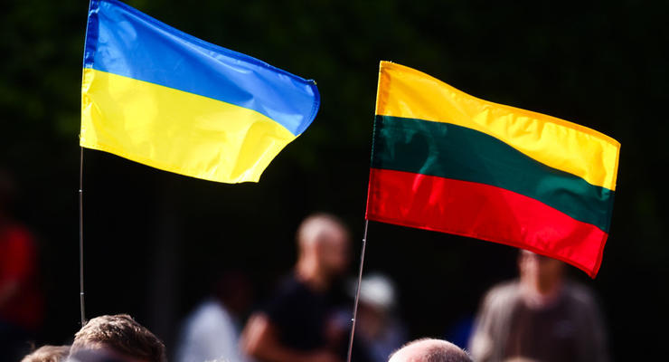 У Литві група людей осквернили український прапор
