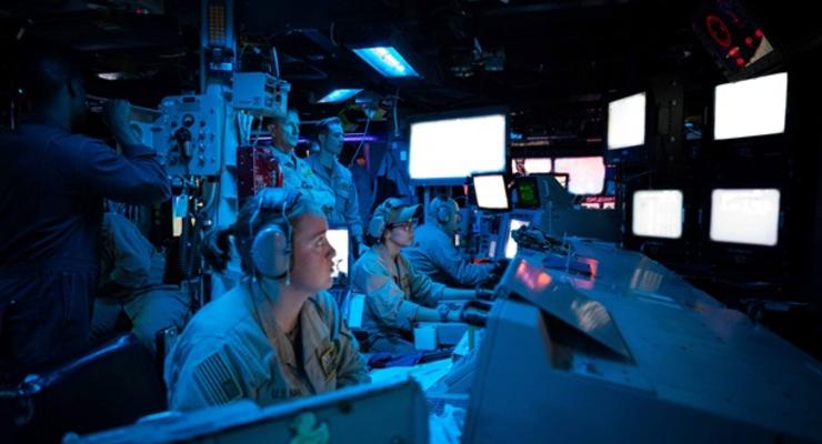 Армия США показала фото с эсминца во время перехвата ракет с Йемена