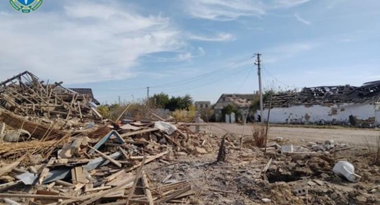 Удар по селу в Херсонской области: из-под завалов достали тела двух погибших