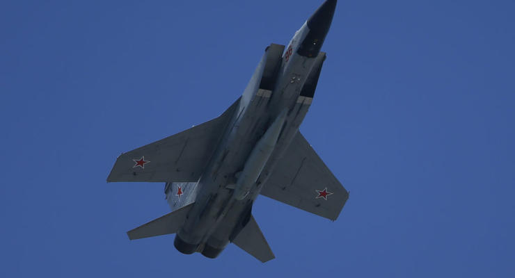 Оккупанты нарисовали МиГ-31 на аэродроме: спутниковые снимки