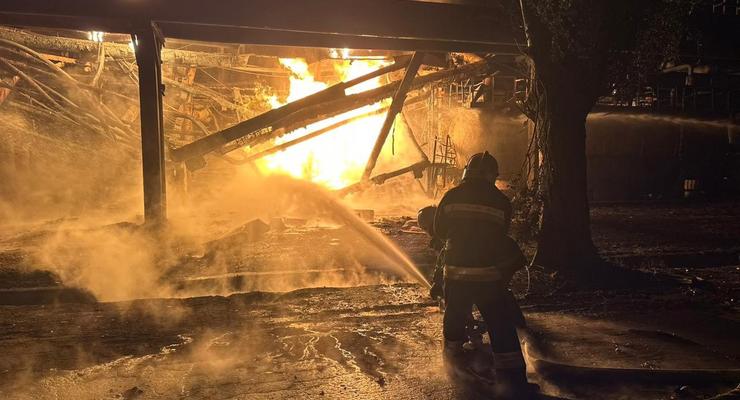Ночью РФ атаковала нефтеперерабатывающий завод в Кременчуге: возник пожар
