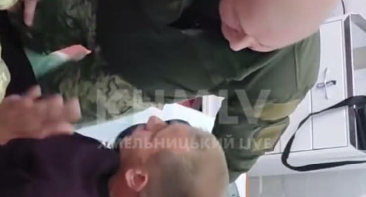 Военные хотели забрать мужчину из больницы в военкомат: в Хмельницком ТЦК прокомментировали видео