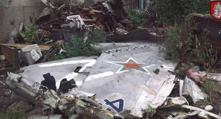 На видео зафиксировали обломки сбитого Су-24М, упавшего в Соледаре